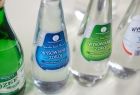 Szkalne butelki z różnymi wodami mineralnymi.