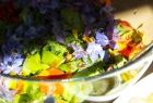 Szklana miska z kolorowymi kwiatami.