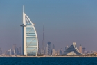 Zdjęcie z Dubaju - przedstwia drapacz chmur w kształcie żagla