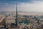 Panorama Dubaju. Na pierwszej pozycji drapacz chmur poniżej miasto , a woddali pustynia