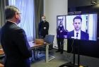 marszałek Witold Kozłowski patrzy się w ekran, na którym trwa spotkanie opłatkowe online