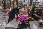 Wicemarszałek Łukasz Smółka składający kwiaty przy pomniku w Krzeszowicach - zbliżenie na pomnik