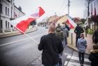Widok na ulicę Brzeska oraz mężczyznę niosącego biało-czerwoną flagę