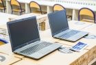 Nowe laptopy na ławce szkolnej.