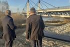 marszałek Witold Kozłowski i burmistrz Jacek Lelek patrzą w stronę mostu św. Kingi w Starym Sączu
