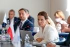 Minister sportu Danuta Dmowska-Andrzejuk, przy stole konferencyjnym, podczas rozmów z przedstawicielami Stowarzyszenia Europejskich Komitetów Olimpijskich. W tle inni uczestnicy spotkania