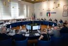Widok z góry na spotkanie ws. organizacji Igrzysk Europejskich. Uczestnicy rozmów zasiadają w jasnej sali przy dużym okrągłym stole