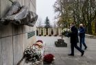 Wicemarszałek Tomasz Urynowicz składający kwiaty przy pomniku w Krzesławicach - zbliżenie na pomnik
