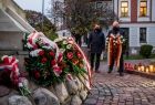 Edward Czesak składający kwiaty przy Grobie Nieznanego Żołnierza w Tarnowie