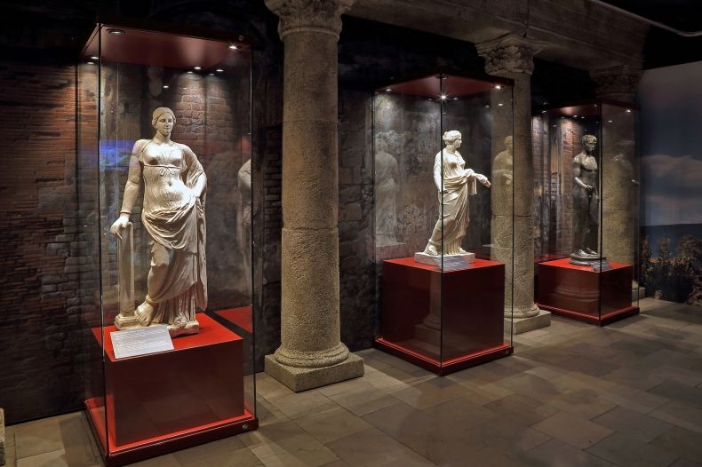 Marmurowe postacie na wystawie o Pompejach w Muzeum Archeologicznym w Krakowie 