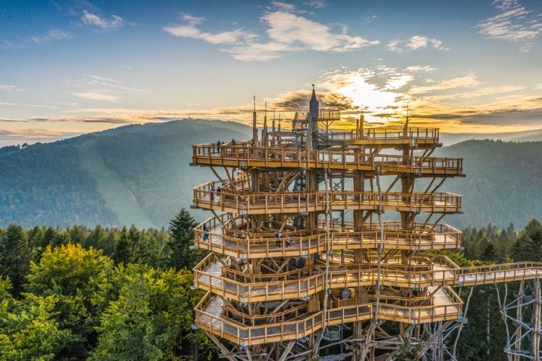 drewniano-betonowa konstrukcja wieży widokowej