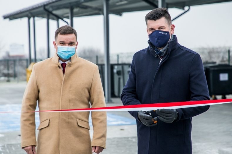 dwaj mężczyźni przecinają wstęgę otwierając PSZOK w Nowym Brzesku