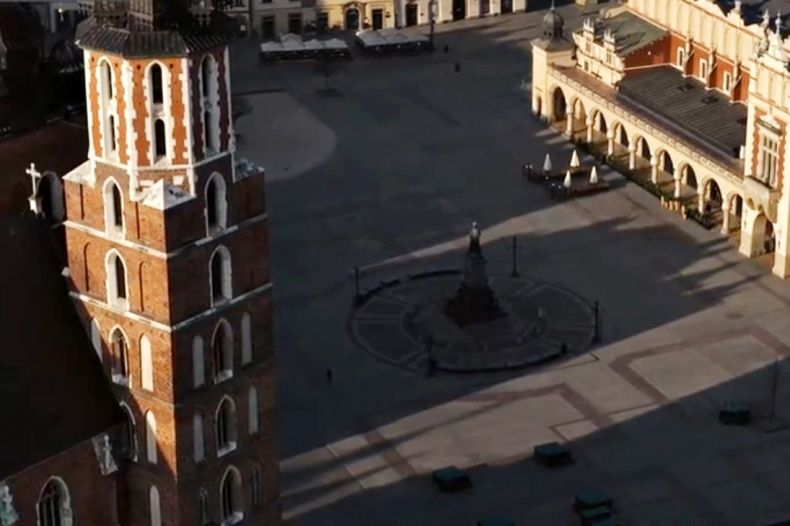 Widok z lotu ptaka na pusty Rynek Główny w Krakowie; od lewej widoczne Bazylika Mariacka, pomnik Adama Mickiewicza oraz Sukiennice