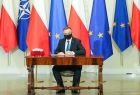 Prezydent w maseczce siedzi i podpisuje ustawę, w tle flagi UE i Polski