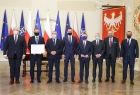 Zdjęcie grupowe: prezydent RP, marszałek Małopolski, prezes POT, prezes PKOl, premier Jacek Sasin, minister Adamczyk i minister Bortniczuk