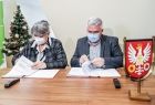 Małgorzata Popławska – dyrektor Krakowskiego Pogotowia Ratunkowego i Mariusz Kliś – prezes zarządu firmy IGLOOBUD podpisują umowę na wykonanie prac budowlanych