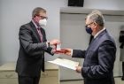 marszałek Witold Kozłowski otrzymuje od dyrektora Stępniewskiego medal profesora Jakubowskiego