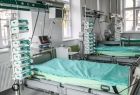 aparatura medyczna i łóżka na sali szpitalnej