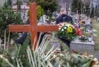 Cmentarz w Zakopanem. Grób wicestarosty Jerzego Zacharki, na zdjęciu krzyż, w tle marszałek Witold Kozłowski z wiązanką kwiatów