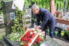 Marszałek Witold Kozłowski składa kwiaty na grobie Marka Nawary, pierwszego Marszałka Województwa Małopolskiego