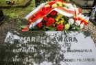 Płyta nagrobna oraz wieniec na grobie Marka Nawary w Alei Zasłużonych na Cmentarzu Rakowickim w Krakowie