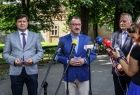 Spotkanie z mediami, wicemarszałek Tomasz Urynowicz rozmawia z dziennikarzami
