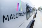 Napis i logo Małopolska na boku nowego pociągu Impuls 2.