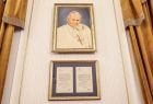 Oprawiony akt nadania Małopolsce patrona - Jana Pawła II nad nim zdjęcie - obraz - portret JP2