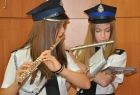 Muzycy Orkiestry Dętej OSP w Głogoczowie grają na instrumentach.