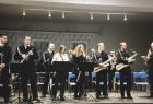 Orkiestra Dęta OSP Łękawica podczas próby w sali koncertowej.