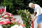 Iwona Gibas składa kwiaty w imieniu Zarządu Województwa Małopolskiego