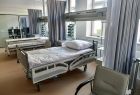 Nowoczesny oddział szpitalny. Widoczne łóżka i sprzęt medyczny.