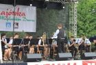 Orkiestra Dęta OSP we Włosani występuje na scenie. w Tle napis Majówka w Mogilańskim Dworze.