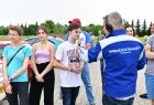 Dziennikarz z Radia Kraków przeprowadza wywiad z uczestnikiem szkolenia. Na plecach ma napis Radiostrada.