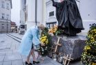 Iwona Gibas z Zarządu Województwa Małopolskiego składa kwiaty pod pomnikiem św. Jana Pawła II w Wadowicach