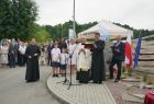Kapłani dokonują poświęcenia podczas otwarcia Parku Zdrojowego im. Burmistrza Zbigniewa Jurkiewicza w Ciężkowicach
