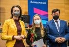 Marta Malec-Lech z zarządu województwa wraz z radnym Rafałem Kosowskim wręcza dyplom stypendystom.