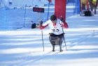 zawodnik Pucharu Europy podczas rywalizacji sportowej jedzie po śnieżnej trasie w Ptaszkowej