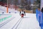 zawodnik Pucharu Europy podczas rywalizacji sportowej jedzie po śnieżnej trasie w Ptaszkowej
