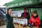 Marta Malec-Lech z zarządu województwa na targach ogląda stanowiska wystawiennicze z żywnością i produktami.