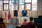 Marta Malec-Lech z zarządu województwa podczas inauguracji nowego roku szkolnego mówi do mikrofonu.