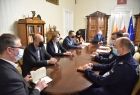 spotkanie w gabinecie Marszałka; przedstawiciele samorządu, Marszałek, dyrekcja ZDW, policjanci siedzą przy stole