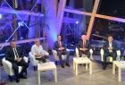 Uczestnicy debaty w Tarnowie siedzą na fotelach w rzędzie
