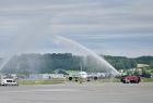 Samolot kołujący na płycie lotniska podczas tradycyjnego powitania salutem wodnym