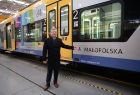 Marszałek Witold Kozłowski prezentuje nowy pociąg z napisem Małopolska.