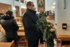 Kierownik agendy zamiejscowej w Oświęcimiu składa kwiaty w kościele
