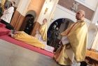 święcenia biskupie ks. Artura Ważnego, który leży przed ołtarzem