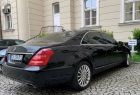 Luksusowy pojazd marki Mercedes-Benz, reprezentujący ekskluzywną klasę S, zaparkowany na dziedzińcu Urzędu Marszałkowskiego
