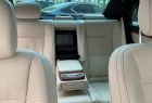 Wnętrze reprezentacyjnej limuzyny marki Mercedes, pierwsze fotele oraz pozycje pasażerów