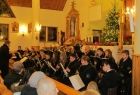 Orkiestra Dęta OSP we Włosani koncertuje w kościele.